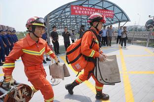 尼克斯官方：球队正式签下后卫谢克-米尔顿