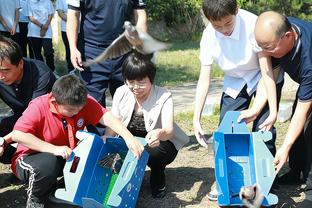 德天空：萨内、科曼离开训练场，在健身房内单独训练